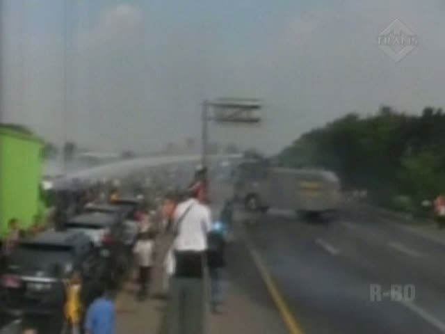 Blokir Jalan Tol Cikampek Dibubarkan Polisi