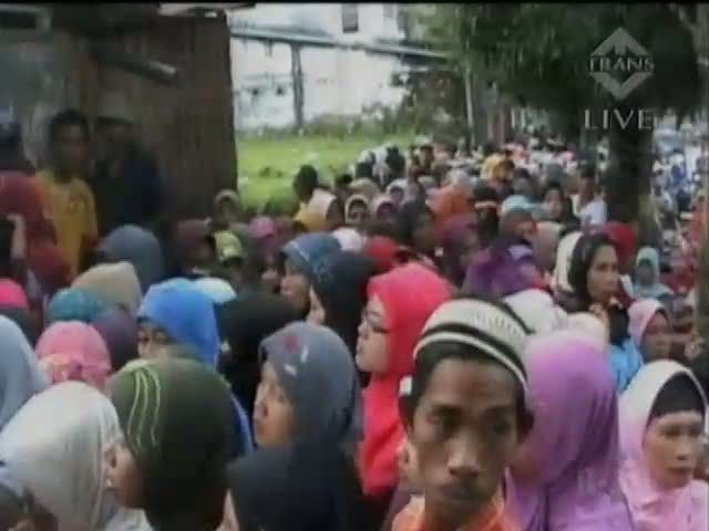 Ratusan Lansia dan Balita Terjepit Saat Antre Pembagian Zakat