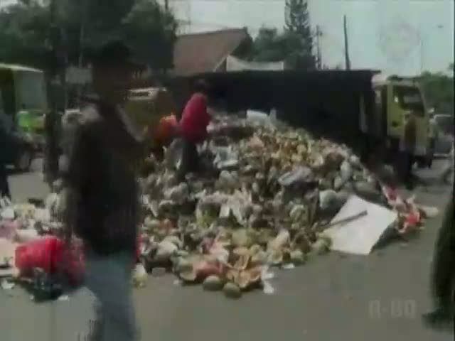 Truk Sampah Terguling dan Menewaskan Kernetnya