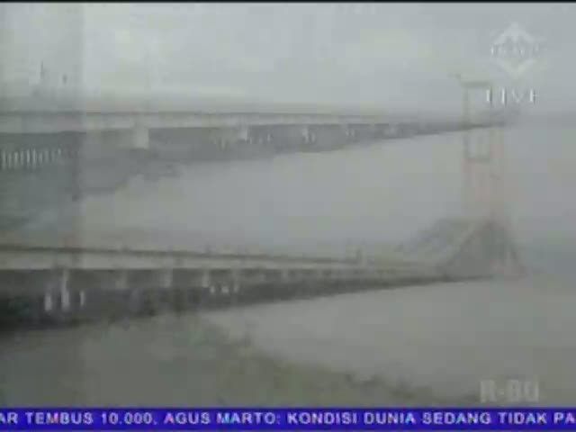 Menunggu Magrib di Jembatan Suramadu