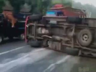 Minibus Terguling, Pengendara Motor Tewas Tergencet