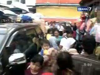 Hari Pertama Sekolah, Orang Tua Sibuk Berebut Bangku