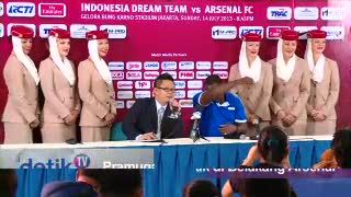 Pramugari Cantik Tebar Senyum di Konferensi Pers Arsenal