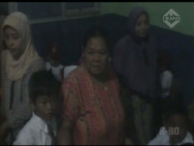 Berebut Bangku Sekolah Sejak Subuh