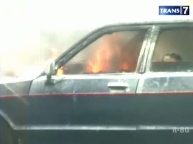 Sedan Terbakar, Penumpang Panik