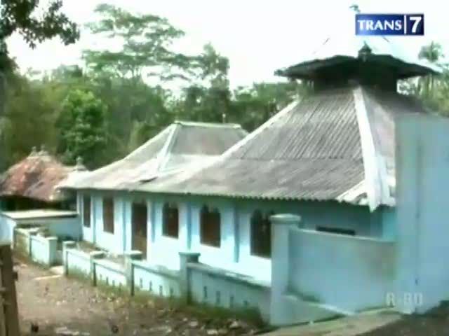 Masjid Bertiang Satu Dihuni Ribuan Kera