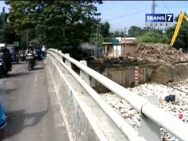 Upah Tak Terbayar, Sampah Dibiarkan Menumpuk