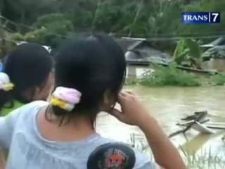 Terjebak Banjir, Warga Bertahan di Atap Rumah