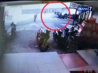 Curi Helm, 2 Pemuda Dihajar Massa