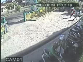 CCTV Aksi Pencurian Laptop di Masjid Anduring Padang