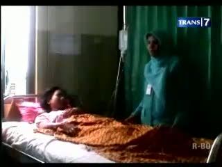 Derita Penyakit Aneh, Ibu Muda Keluarkan Paku dari Telinnga