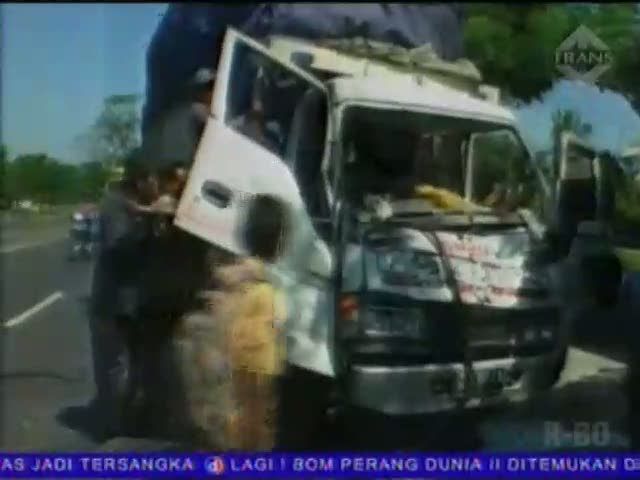 Evakuasi Sopir Truk Berjalan Dramatis