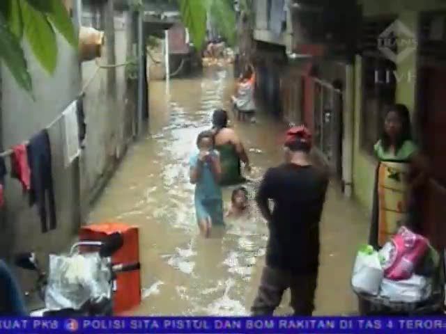 Banjir Kampung Pulo Mencapai Leher Orang Dewasa