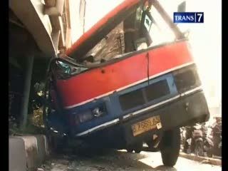 Tabrak 3 Pelajar, Metro Mini Dirusak Massa