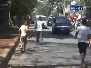Tolak Ditertibkan, Pedagang Mainan Mengamuk