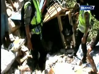 Truk Masuk Jurang, Sopir & Kenek Tewas 