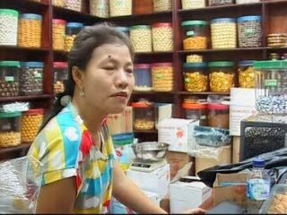 Antrean Pembeli Kue Kering di Pasar Jatinegara
