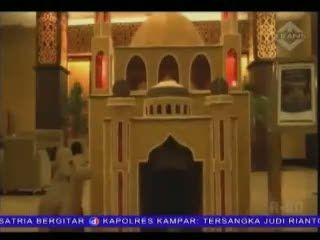 Miniatur Masjid dari Ribuan Keping Biskuit
