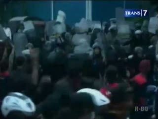 Buruh Metal Bentrok dengan Polisi, 1 Buruh Terluka