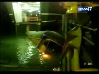 Dermaga Merak Ambruk, Antrian Truk Mengular