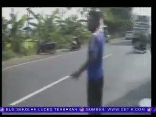 Ugal-ugalan, Minibus Tabrak Truk, 2 Orang Tewas