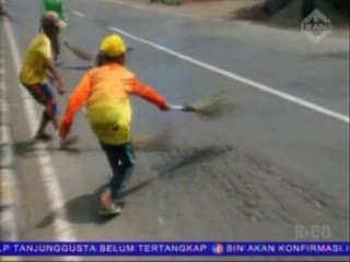 Tradisi Berebut Receh di Jalur Pantura