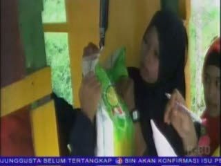 Warga Samarinda Tukar Sampah dengan Takjil Berbuka Puasa