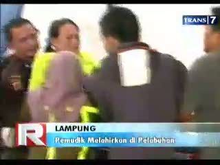 Pemudik Melahirkan di Pelabuhan
