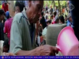 Pipa Pertamina Bocor, Warga Berebut Bensin yang Keluar