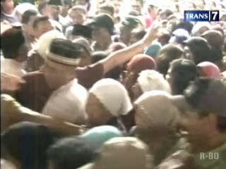 Berebut Santunan, Warga Terjepit Antrean