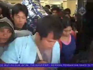 Ratusan Pemudik Berebut Naik Kapal