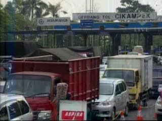 Kendaraan Mulai Memadati Pintu Tol Cikampek