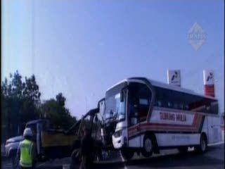 Kecelakaan Tunggal, Bus Tabrak Pembatas Jalan