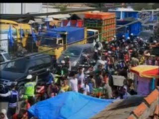 Pasar Tumpah Akibatkan Macet 5 Kilometer