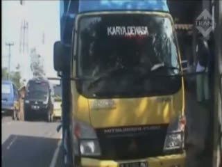 Gagal Menyalip, Pemudik Motor Tewas Terlindas Truk