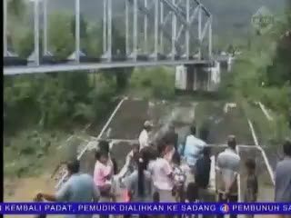 Tersambar Kereta, Muda-mudi Tewas