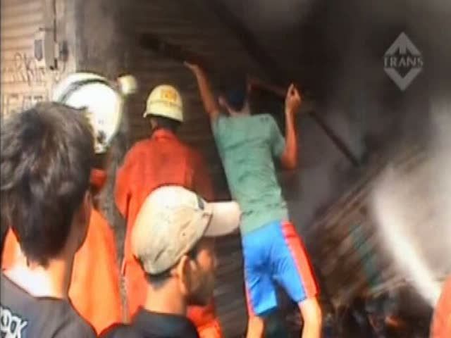 Bangunan Bekas Bioskop Terbakar, 5 Unit Mobil Hangus Dilalap Api
