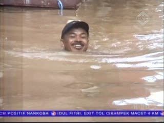 Meski Banjir, Warga Tetap Menikmati Lebaran