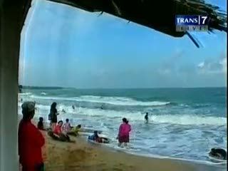 Menikmati Libur Lebaran di Pantai Sembolong