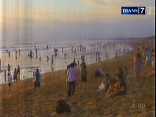 Libur Lebaran, Pantai Kuta Dipadati Turis Lokal