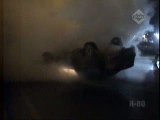 Sebuah Mobil Terbalik dan Terbakar