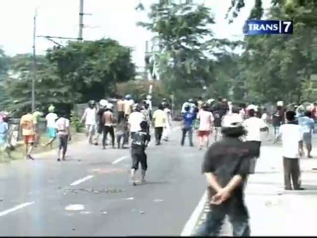 Terpicu Petasan, Warga Tawuran