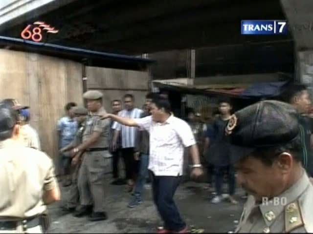 Manajemen Area Tanah Abang Dikeroyok