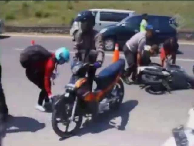 3 Motor Pemudik Jatuh dan Nyaris Dilindas Mobil