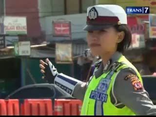 Polwan, Mengemban Dua Tugas di Hari Raya