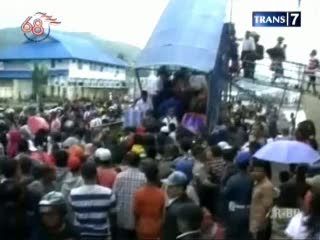 Berebut Masuk Kapal, Penumpang Pingsan