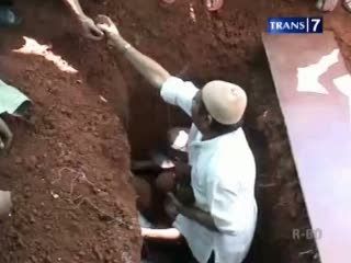 Pemakaman Korban Asap, Keluarga Histeris