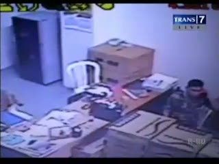 Pencuri Telepon Genggam Terekam CCTV