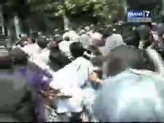 Demonstran Baku Pukul Depan Istana