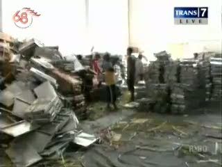 Gedung Direnovasi, Petugas Kerja di Luar